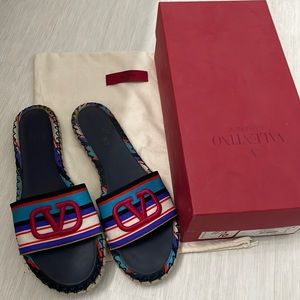 Gently used Valentino slides size 10